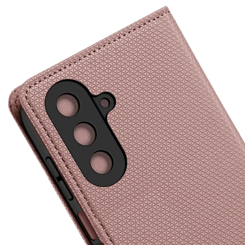 Zbliżenie na fakturę różowego etui z klapką do Samsung Galaxy A27 5G oraz osłonę aparatów