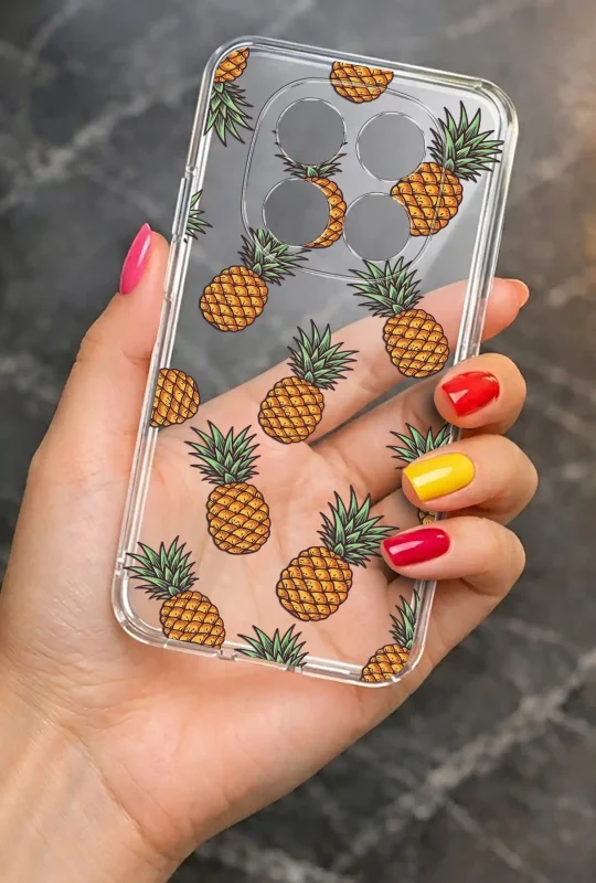 Przezroczyste etui letnie do Xiaomi Redmi Note 15 Pro 5G z nadrukiem ananasów, prezentowane w dłoni