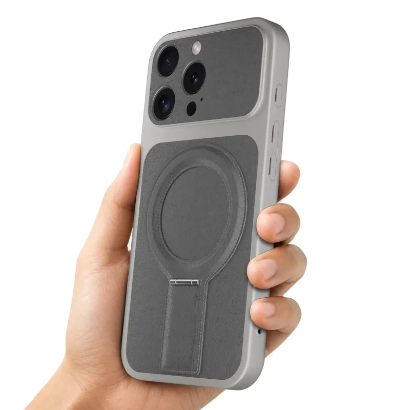 Szare etui magnetyczne do iPhone 15 Pro prezentowane w dłoni