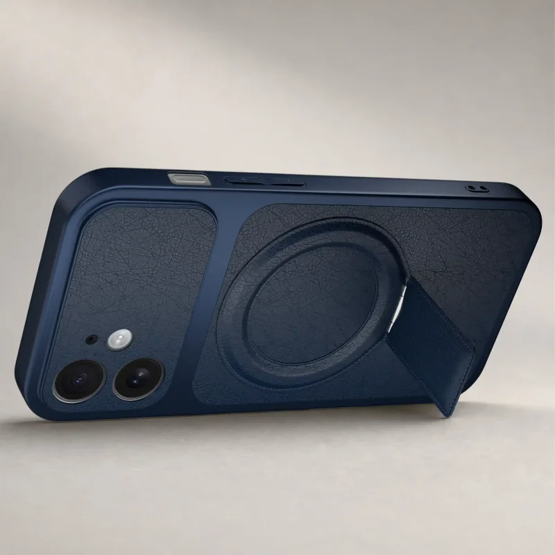Granatowe etui do iPhone 11 ustawione poziomo dzięki składanej podpórce