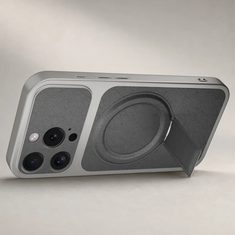 Szare etui do iPhone 16 Pro Max ustawione poziomo dzięki składanej podpórce
