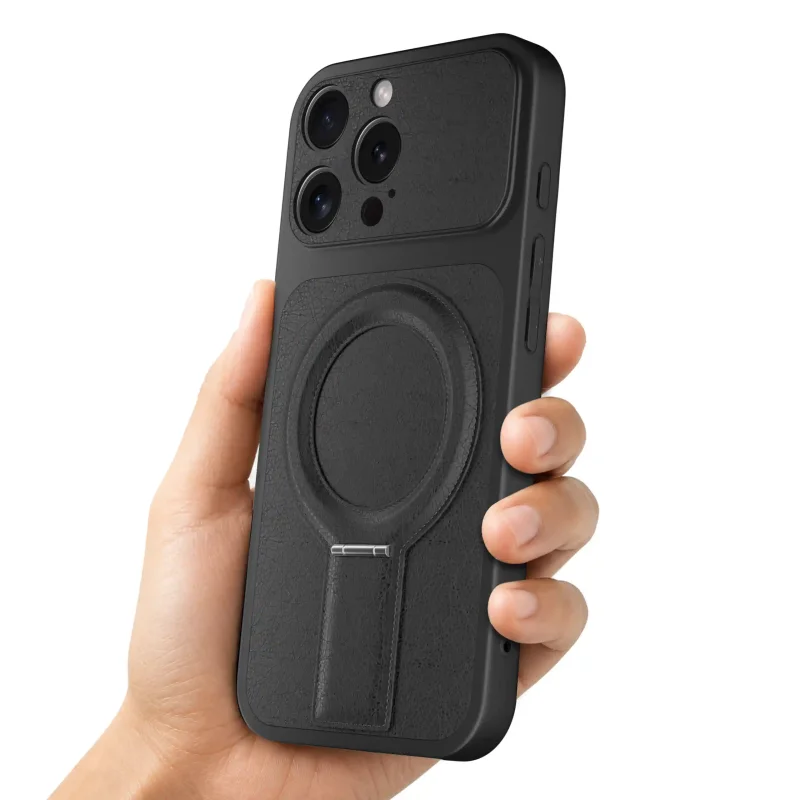 Czarne etui magnetyczne do iPhone 16 Pro prezentowane w dłoni