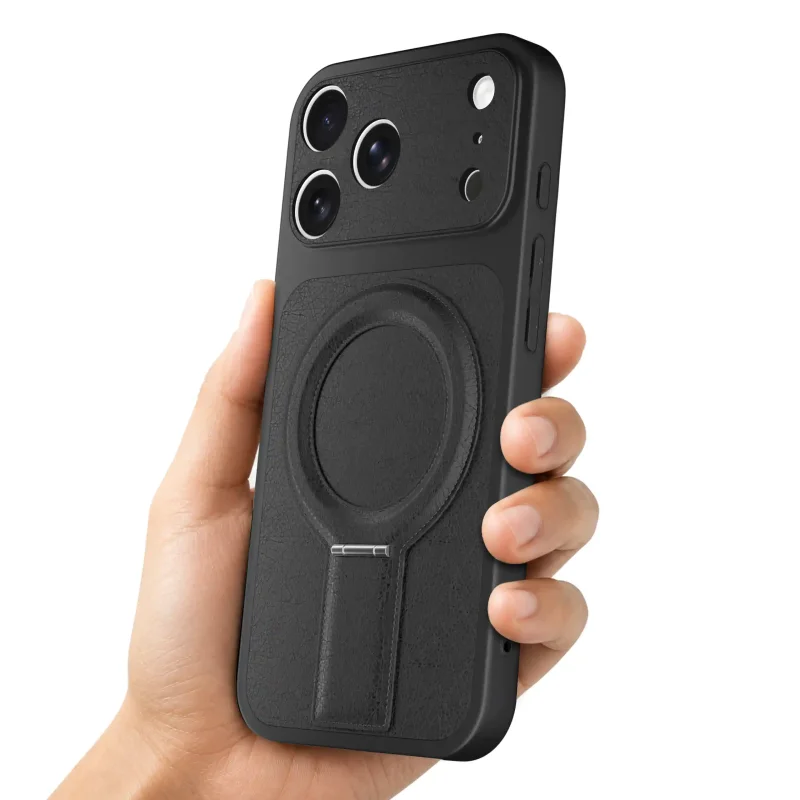 Czarne etui magnetyczne do iPhone 17 Pro Max prezentowane w dłoni