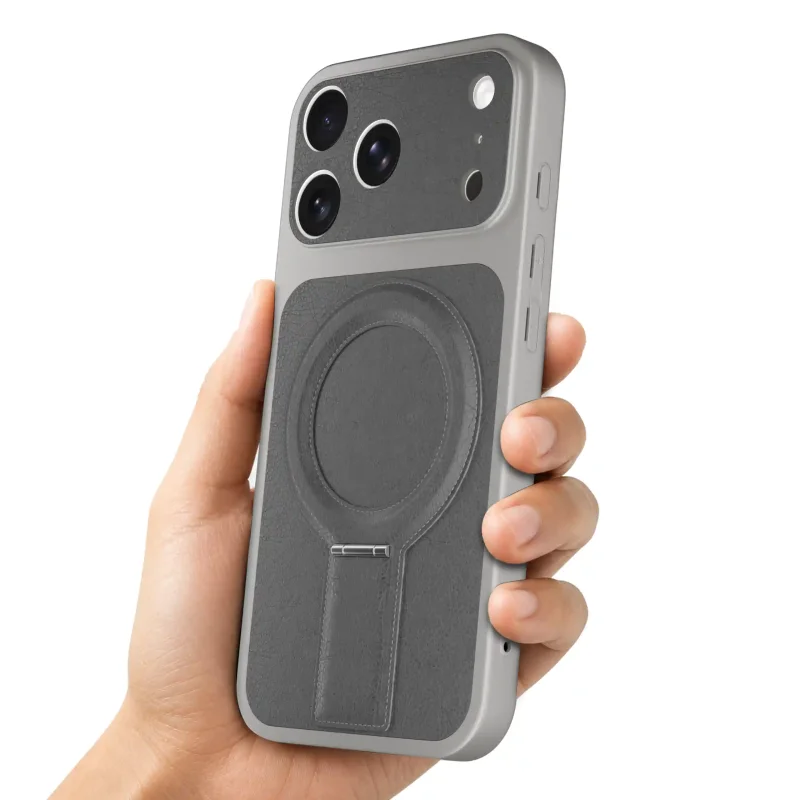 Szare etui magnetyczne do iPhone 17 Pro prezentowane w dłoni