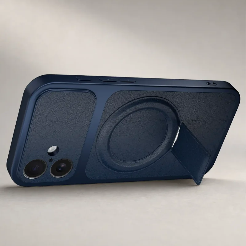 Granatowe etui do iPhone 17 ustawione poziomo dzięki składanej podpórce