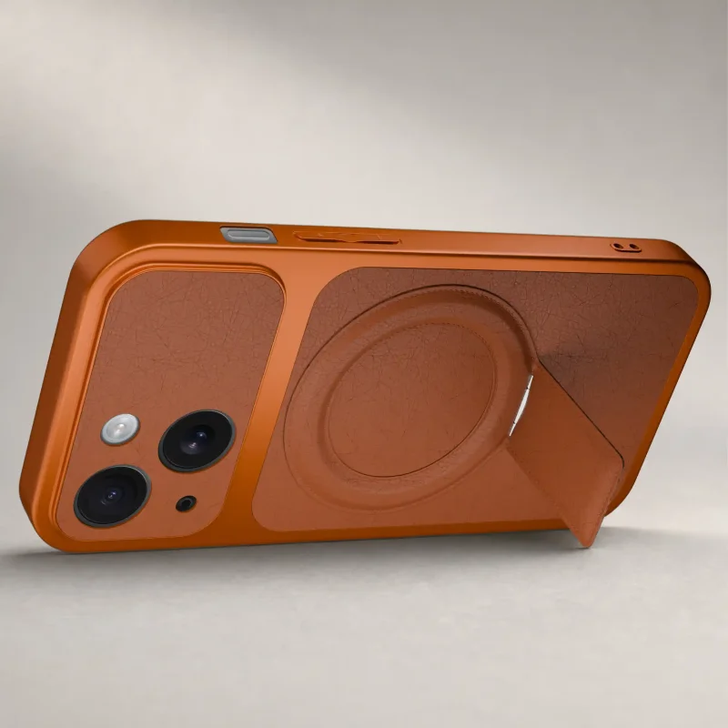 Pomarańczowe etui do iPhone 15 ustawione poziomo dzięki składanej podpórce