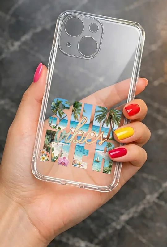 Przezroczyste etui letnie do iPhone 13 / 14 z nadrukiem SUMMER vibes i tropikalną plażą, prezentowane w dłoni