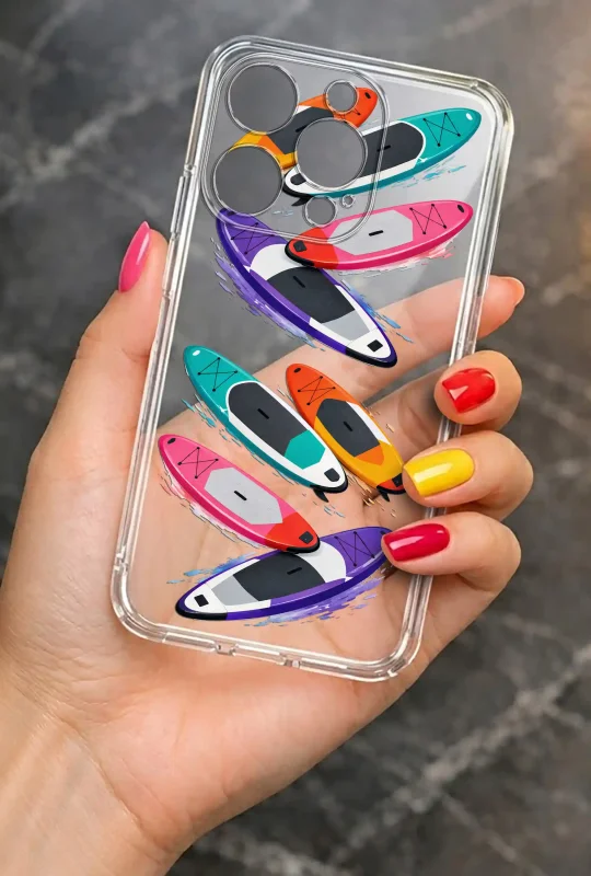 Przezroczyste etui letnie do iPhone 15 Pro Max z nadrukiem kolorowych desek SUP, prezentowane w dłoni