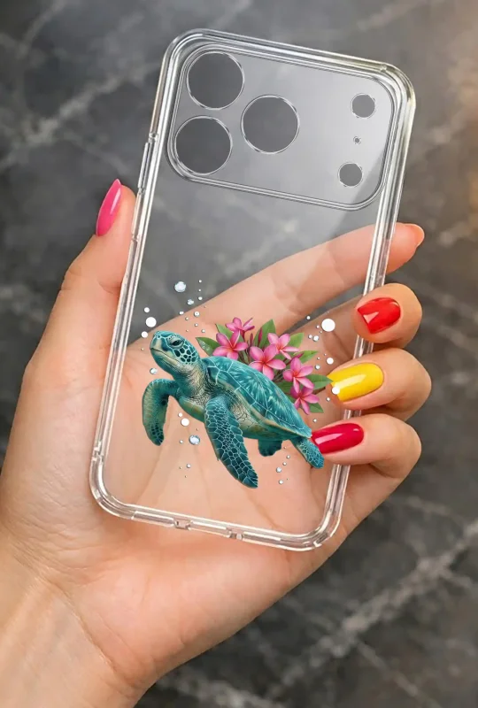 Przezroczyste etui letnie do iPhone 17 Pro z nadrukiem żółwia morskiego i różowych kwiatów, prezentowane w dłoni