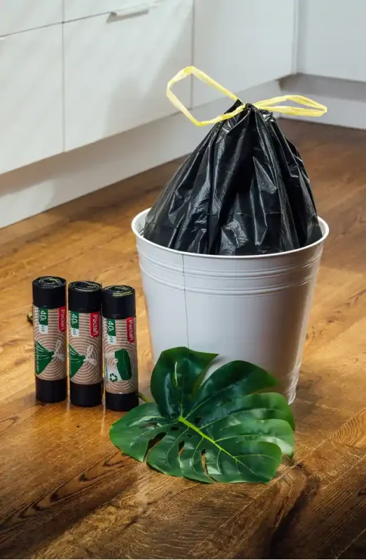 Czarny worek Paclan Eco Line 60 l umieszczony w domowym koszu na śmieci