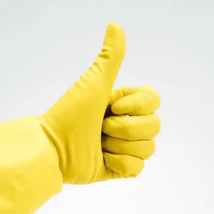 Żółta rękawica gumowa Bee Smart z uniesionym kciukiem do góry