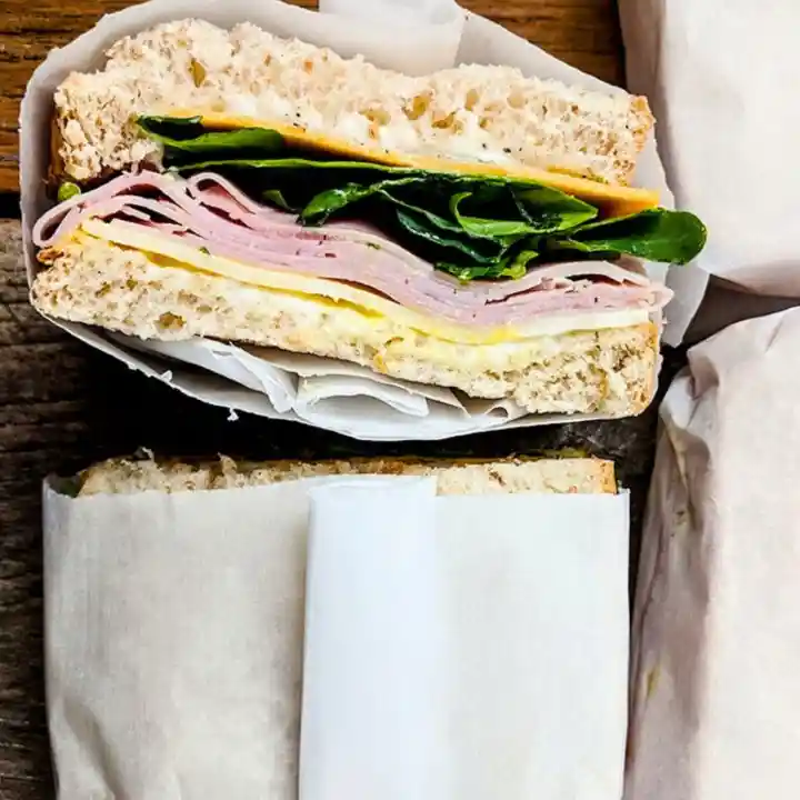 Kanapka zawinięta w papier śniadaniowy Paclan