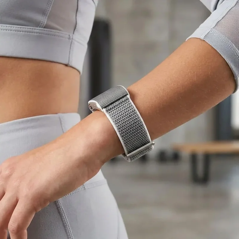 Smartband TITMO Loop I-110 na nadgarstku podczas treningu fitness