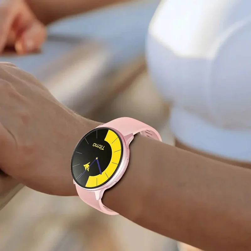 Różowy smartwatch TITMO O-200 na nadgarstku