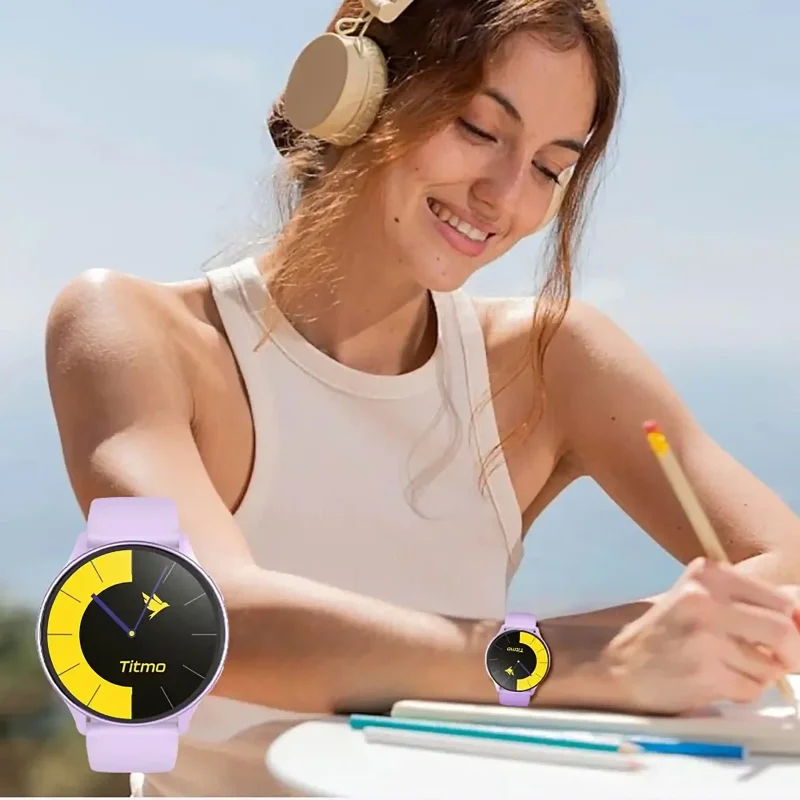 Fioletowy smartwatch TITMO O-200 na nadgarstku podczas pisania