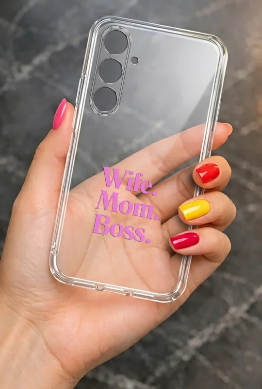 Transparentne etui na Dzień Mamy do Samsung Galaxy S24 trzymane w dłoni, z trwałym nadrukiem Super Mama