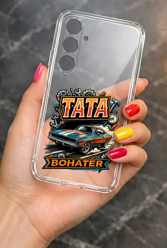 Transparentne etui 2 mm do Samsung Galaxy S26 z wzorem dla Taty z napisem TATA BOHATER: elegancki wygląd smartfona w dłoni