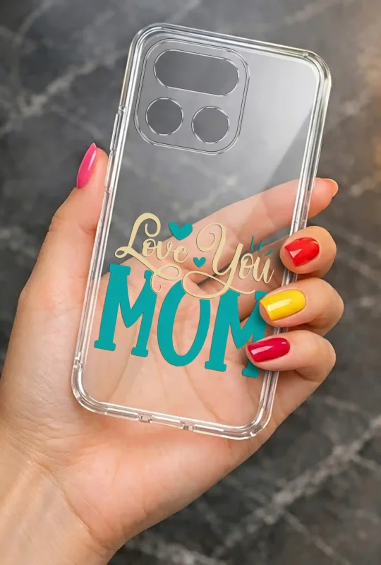 Transparentne etui na Dzień Mamy do Realme 16 Pro+ Plus 5G trzymane w dłoni, z trwałym nadrukiem Love You Mom