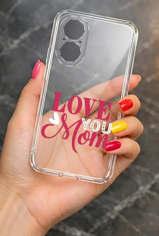 Transparentne etui na Dzień Mamy do Realme C67 4G trzymane w dłoni, z trwałym nadrukiem Love You Mom