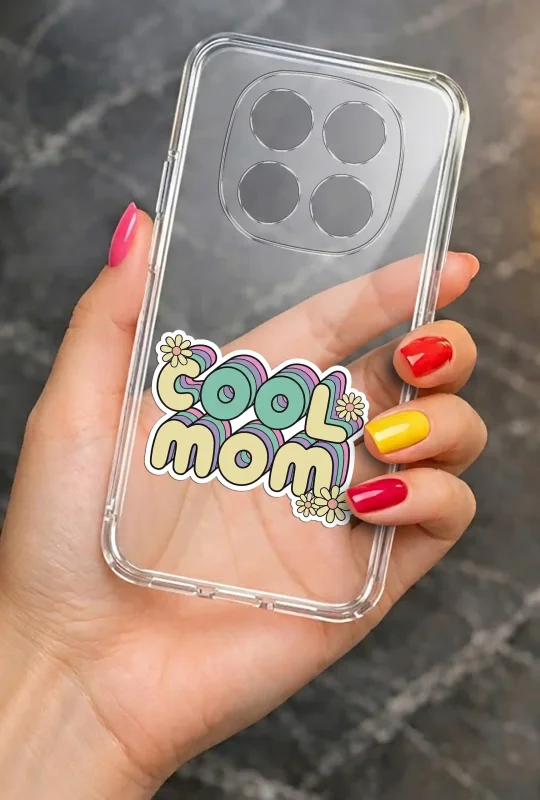 Transparentne etui na Dzień Mamy do Xiaomi Redmi Note 15 Pro 4G trzymane w dłoni, z trwałym nadrukiem Cool Mom