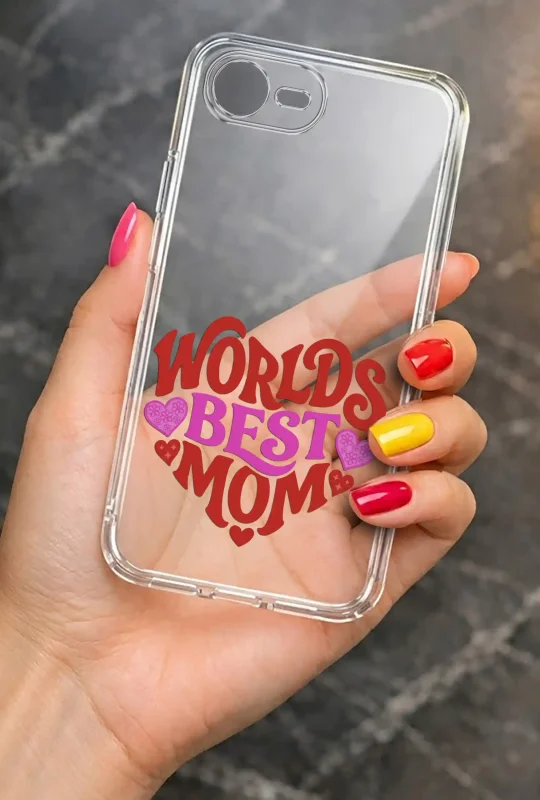 Transparentne etui na Dzień Mamy do iPhone 16e / 17e trzymane w dłoni, z trwałym nadrukiem Worlds Best Mom