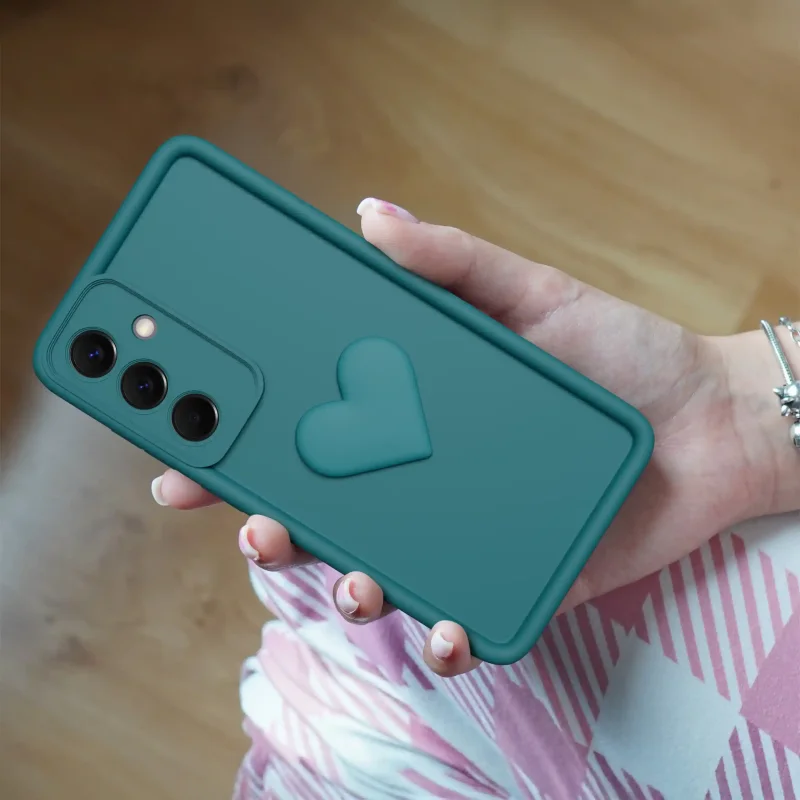 Zielone matowe etui z sercem do Samsung Galaxy A57 5G na telefon w dłoni