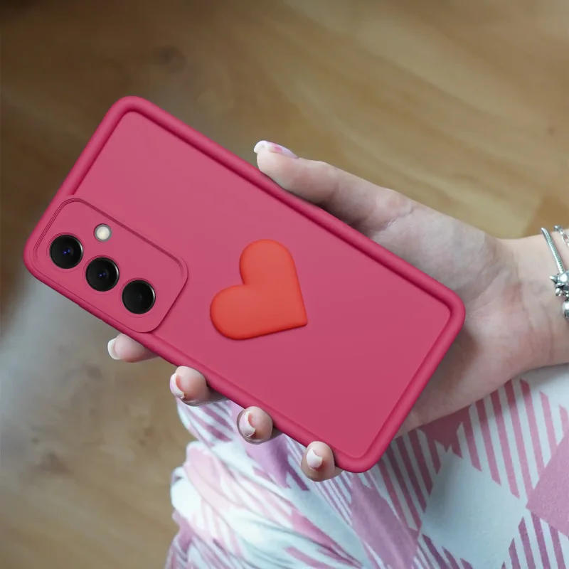 Różowe matowe etui z sercem do Samsung Galaxy A57 5G na telefon w dłoni