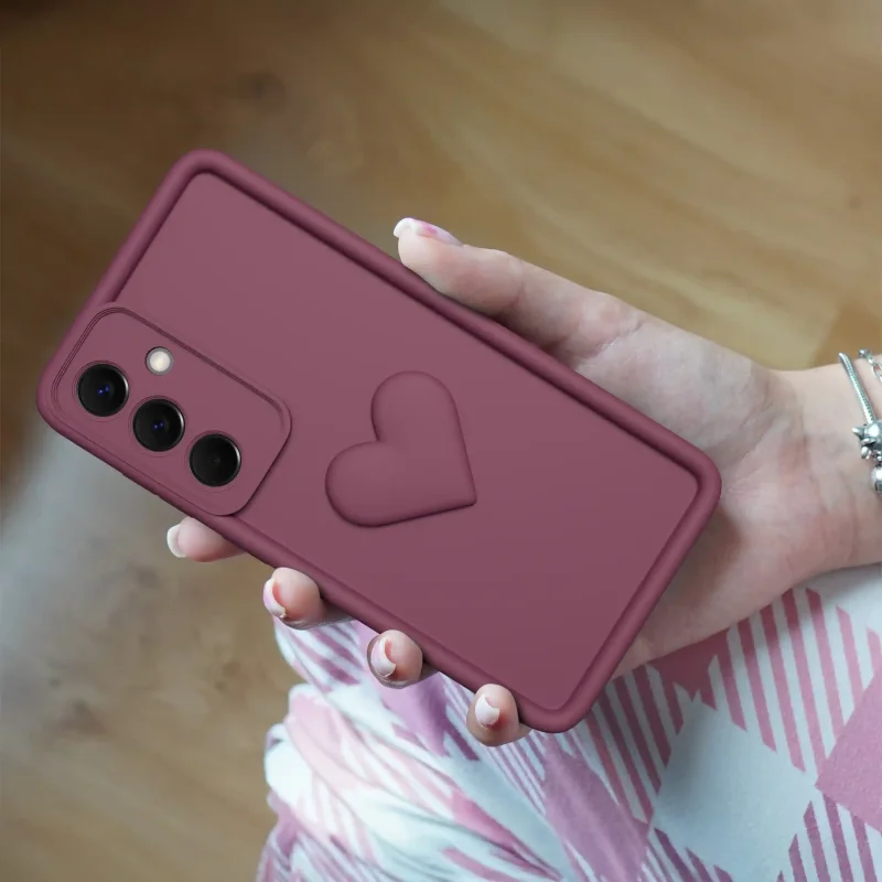 Burgundowe matowe etui z sercem do Samsung Galaxy A57 5G na telefon w dłoni