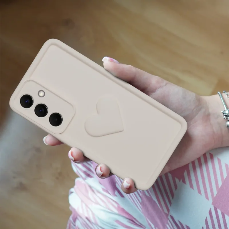 Białe matowe etui z sercem do Samsung Galaxy A57 5G na telefon w dłoni