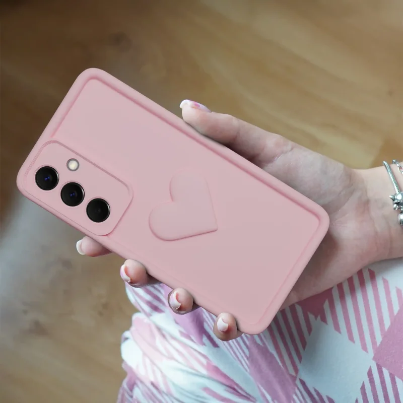 Jasnoróżowe matowe etui z sercem do Samsung Galaxy A57 5G na telefon w dłoni