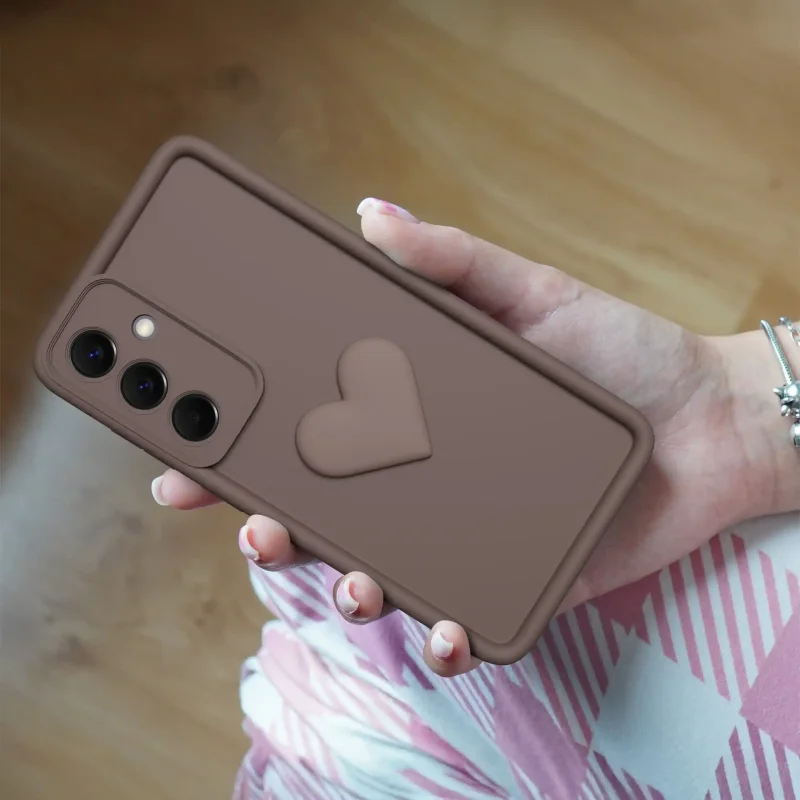 Brązowe matowe etui z sercem do Samsung Galaxy S26 na telefon w dłoni