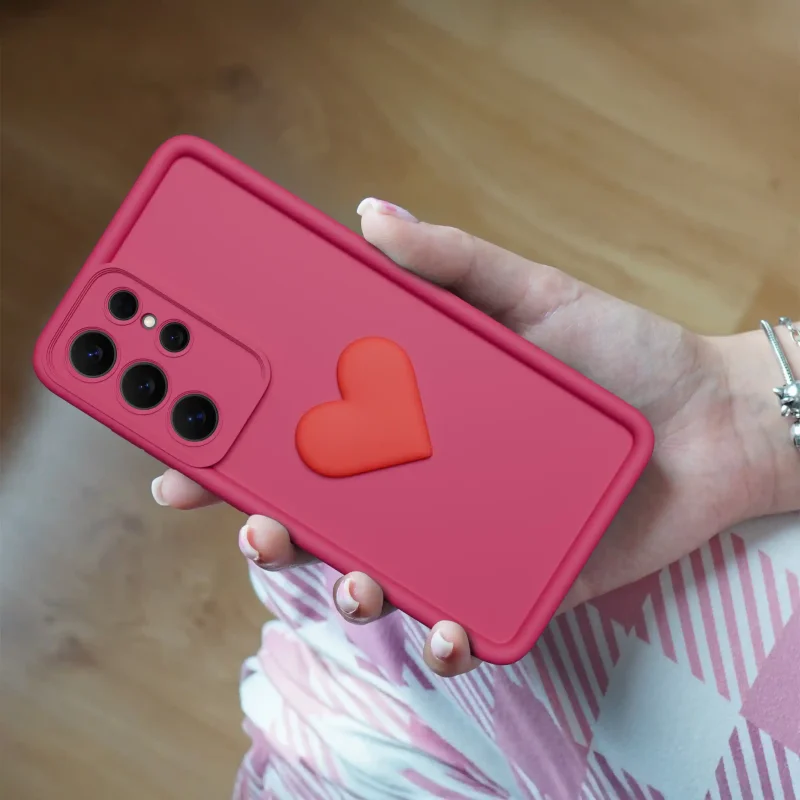 Różowe matowe etui z sercem do Samsung Galaxy S26 Ultra na telefon w dłoni