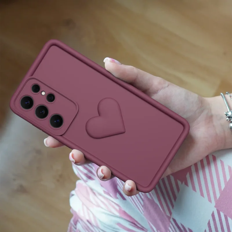 Burgundowe matowe etui z sercem do Samsung Galaxy S26 Ultra na telefon w dłoni