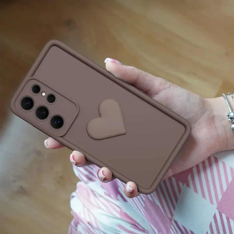 Brązowe matowe etui z sercem do Samsung Galaxy S26 Ultra na telefon w dłoni
