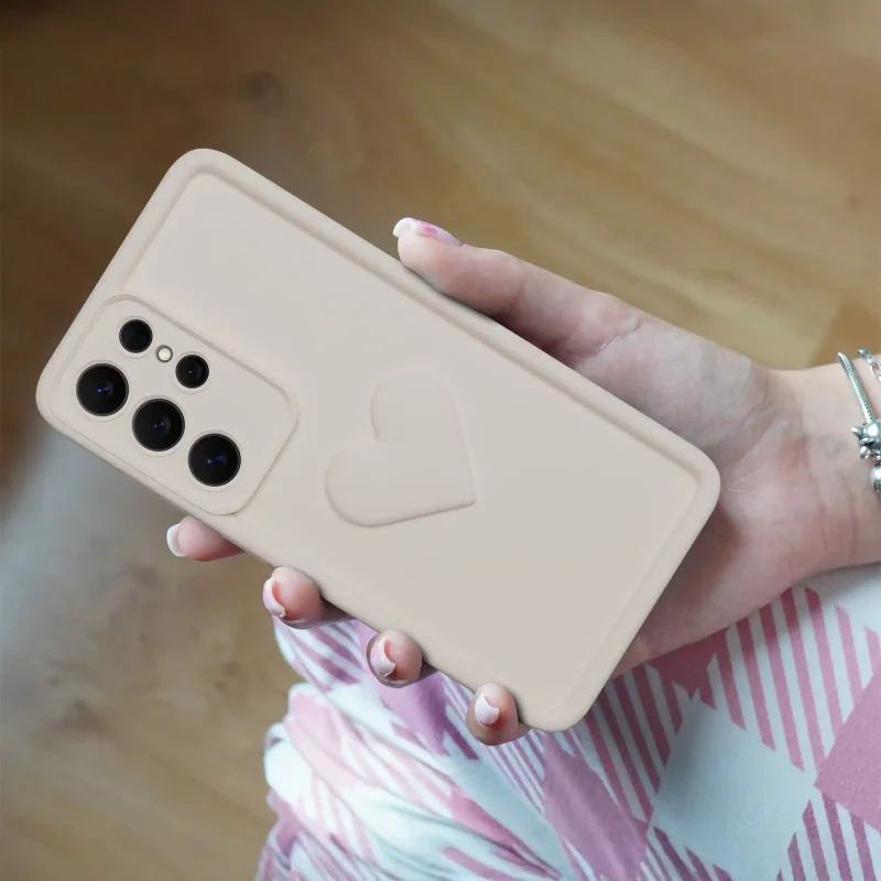 Białe matowe etui z sercem do Samsung Galaxy S26 Ultra na telefon w dłoni