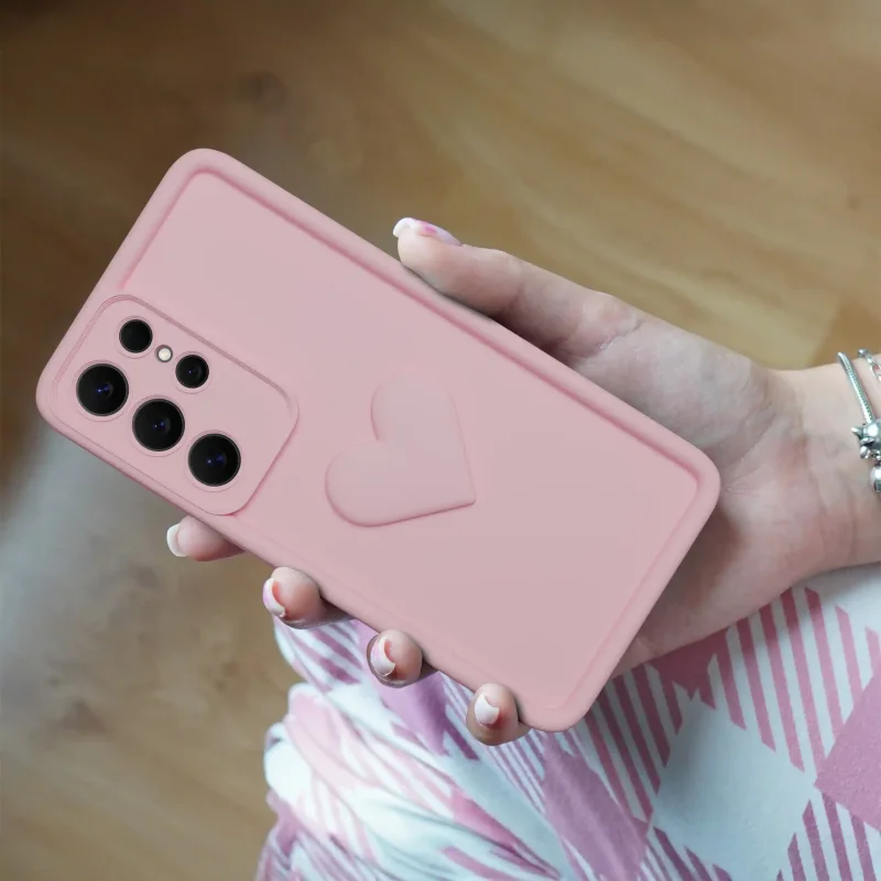 Jasnoróżowe matowe etui z sercem do Samsung Galaxy S26 Ultra na telefon w dłoni