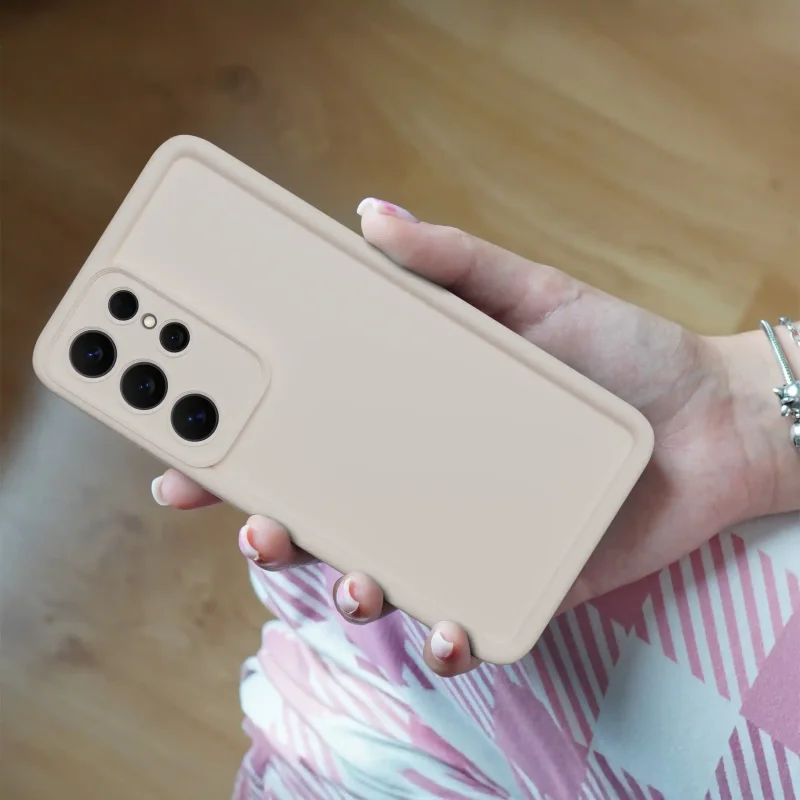 Białe matowe etui do Samsung Galaxy S26 Ultra na telefon w dłoni