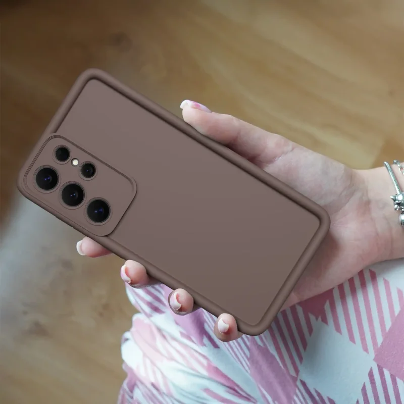Brązowe matowe etui do Samsung Galaxy S26 Ultra na telefon w dłoni