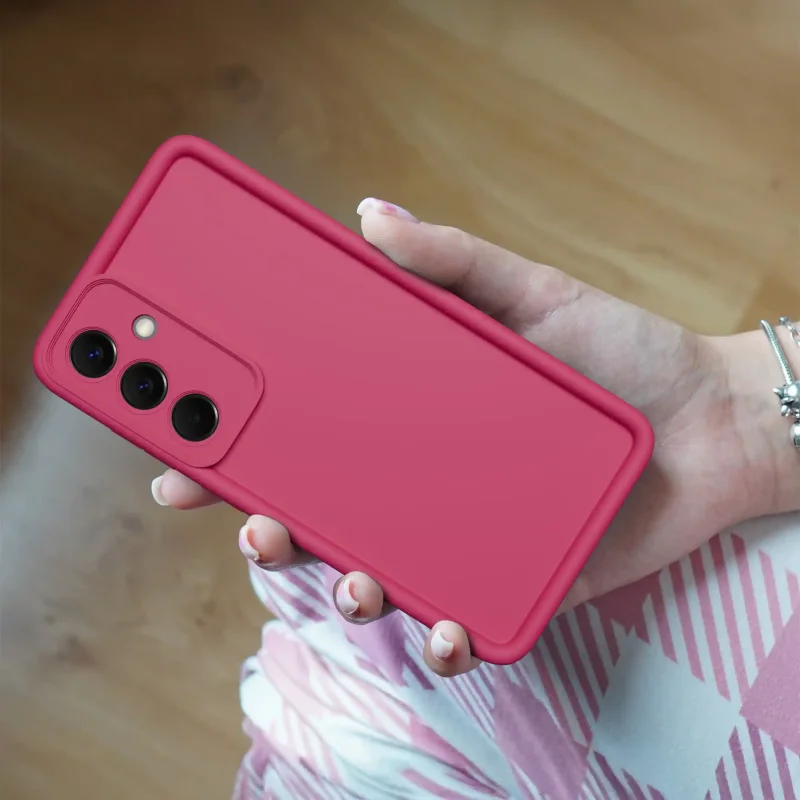 Różowe matowe etui do Samsung Galaxy A57 5G na telefon w dłoni