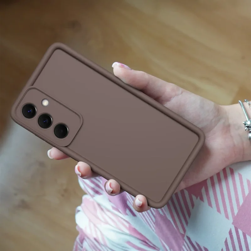 Brązowe matowe etui do Samsung Galaxy A57 5G na telefon w dłoni