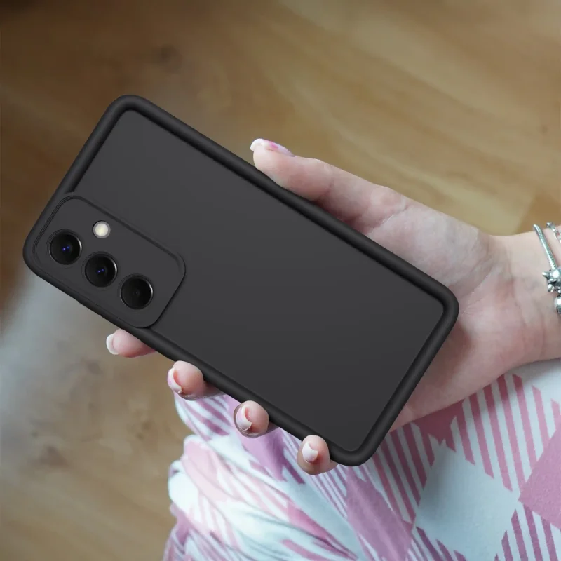 Czarne matowe etui do Samsung Galaxy S26 na telefon w dłoni
