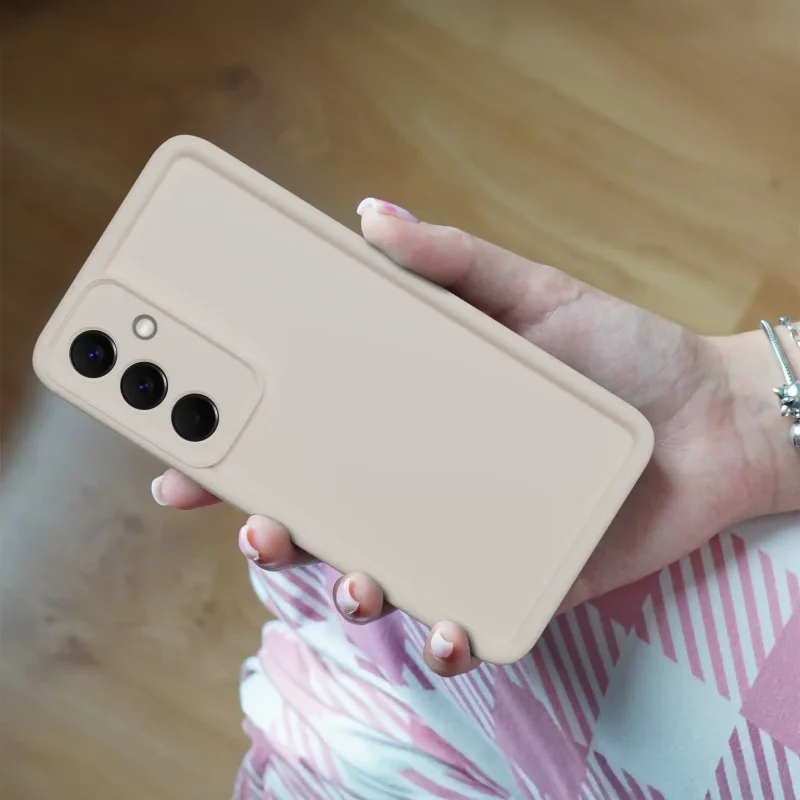 Białe matowe etui do Samsung Galaxy S26 na telefon w dłoni