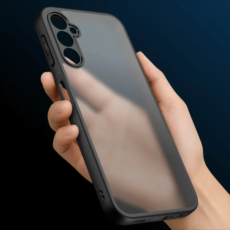 Etui matowe do Samsung Galaxy A14 5G trzymane w dłoni: półprzezroczyste plecki, czarna elastyczna ramka i smukła konstrukcja