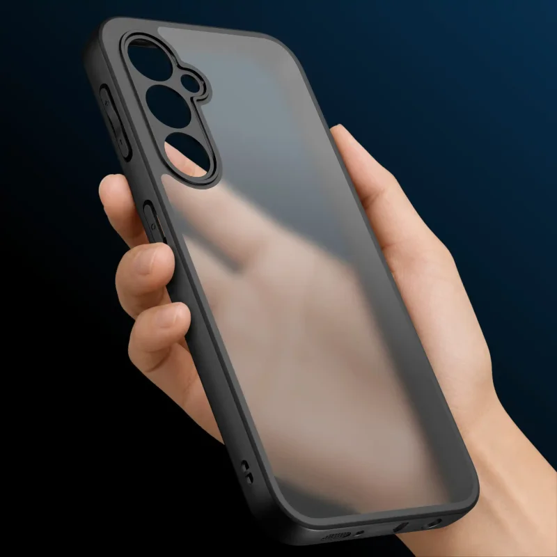 Etui matowe do Samsung Galaxy A34 5G trzymane w dłoni: półprzezroczyste plecki, czarna elastyczna ramka i smukła konstrukcja