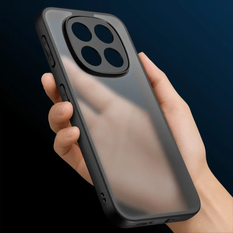 Etui matowe do Xiaomi Redmi Note 15 4G / 5G trzymane w dłoni: półprzezroczyste plecki, czarna elastyczna ramka i smukła konstrukcja