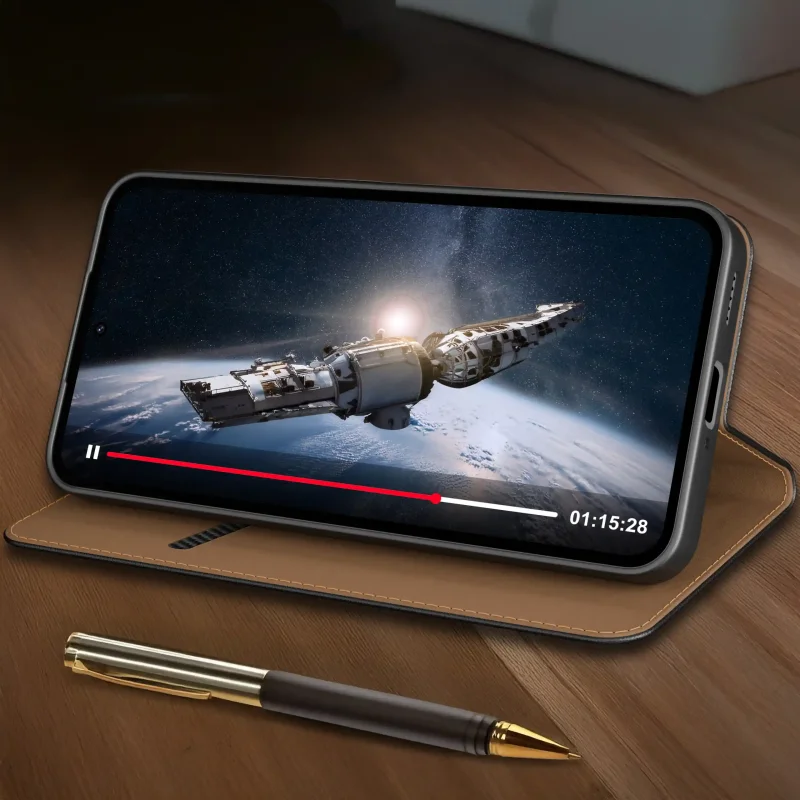 Czarne skórzane etui z klapką do Samsung Galaxy A27 ustawione jako podstawka do filmów