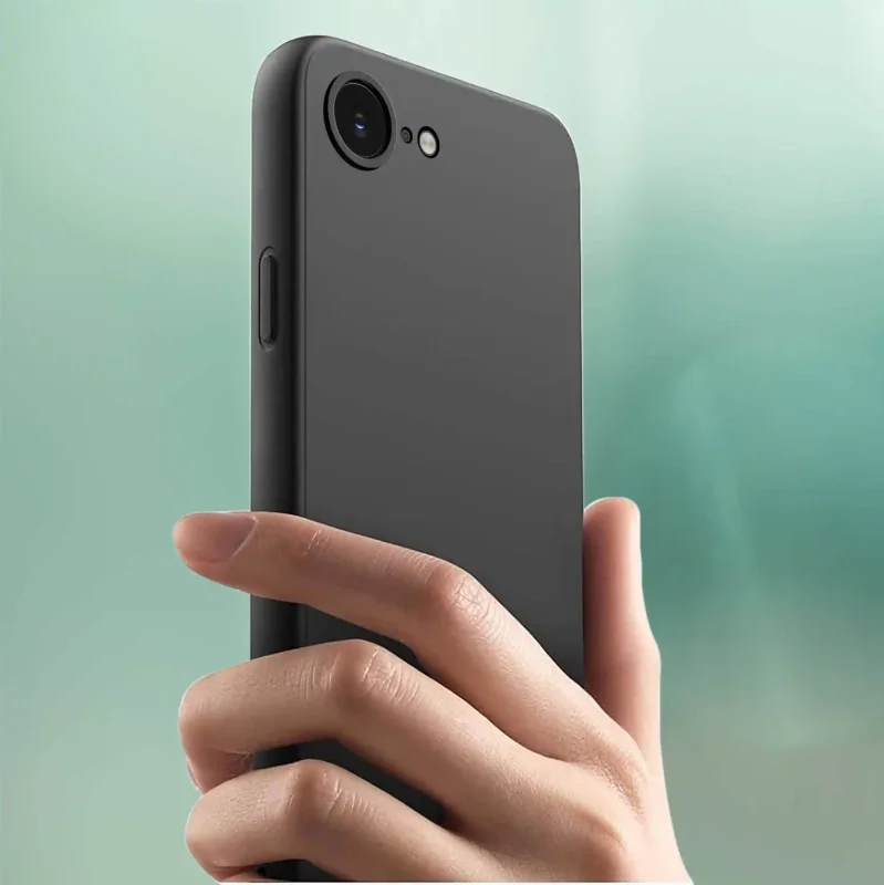 iPhone 16e / 17e w matowym etui silikonowym: elegancki wygląd smartfona w dłoni