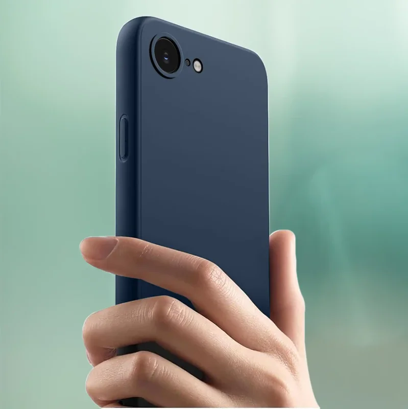 iPhone 16e / 17e w matowym etui silikonowym: elegancki wygląd smartfona w dłoni