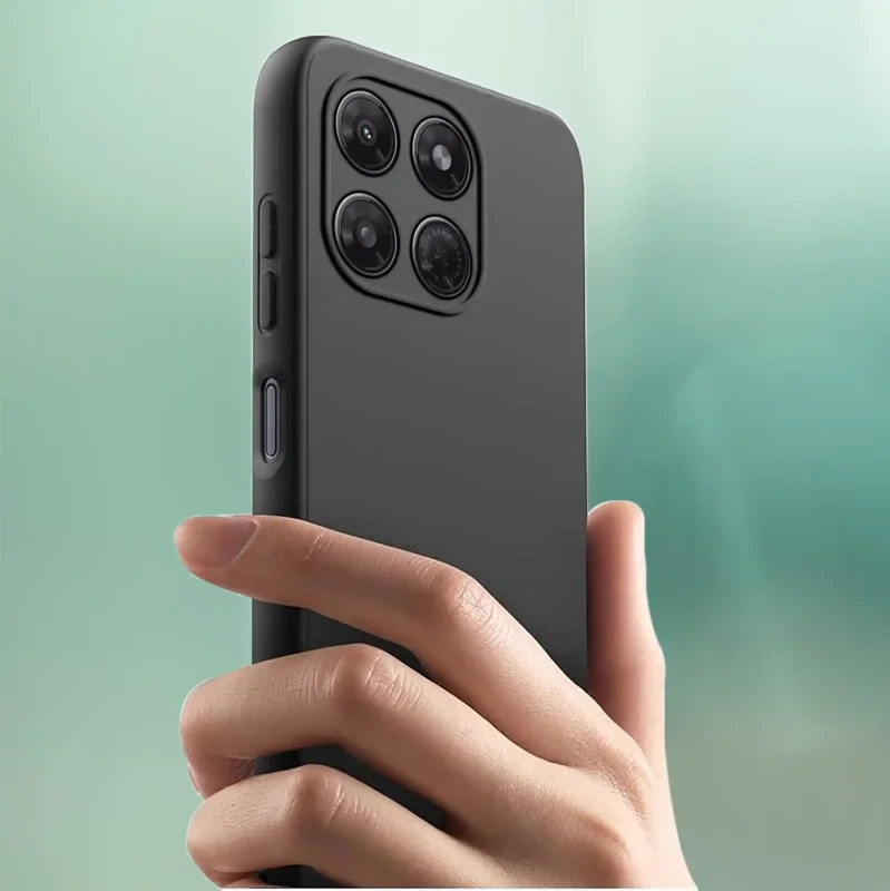Motorola Moto G37 w matowym etui silikonowym: elegancki wygląd smartfona w dłoni