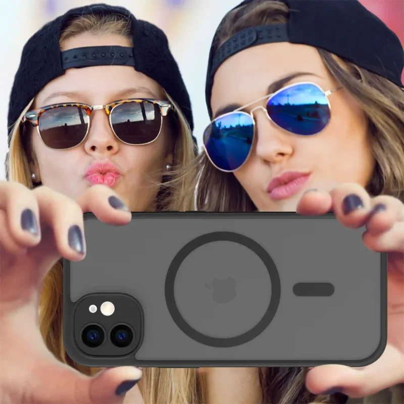 iPhone 12 etui MagSafe czarne półtransparentne – zdjęcie lifestyle w dłoni podczas robienia zdjęcia